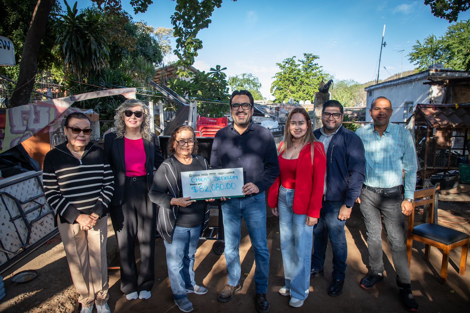 Juan de Dios entrega cheques del programa ‘Mujeres Emprendedoras por el Bienestar’