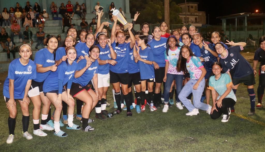 Leonas Piña se proclaman campeonas de la Copa de Futbol Invierno Imdem
