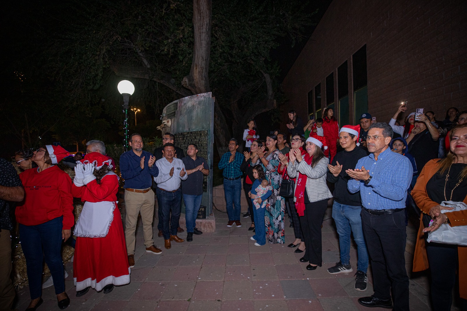Llegó el espíritu navideño a Guasave, encienden árbol en el Centro Cultural