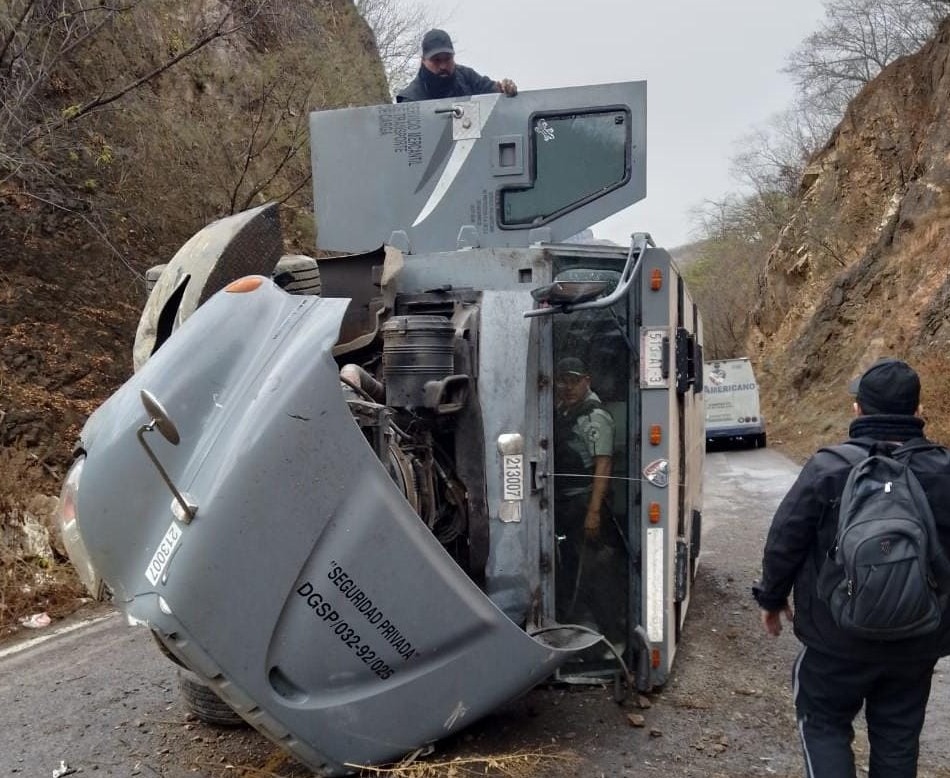 Llovizna provoca volcadura de camión blindado de valores en Tamazula, Durango (Ernesto Martínez).