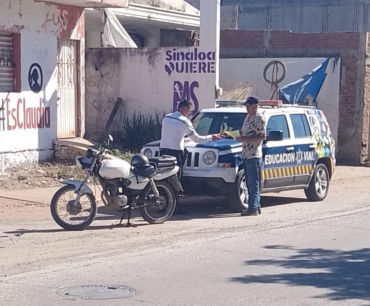 Agentes de tránsito de Mazatlán les piden la licencia de conducir a motociclistas