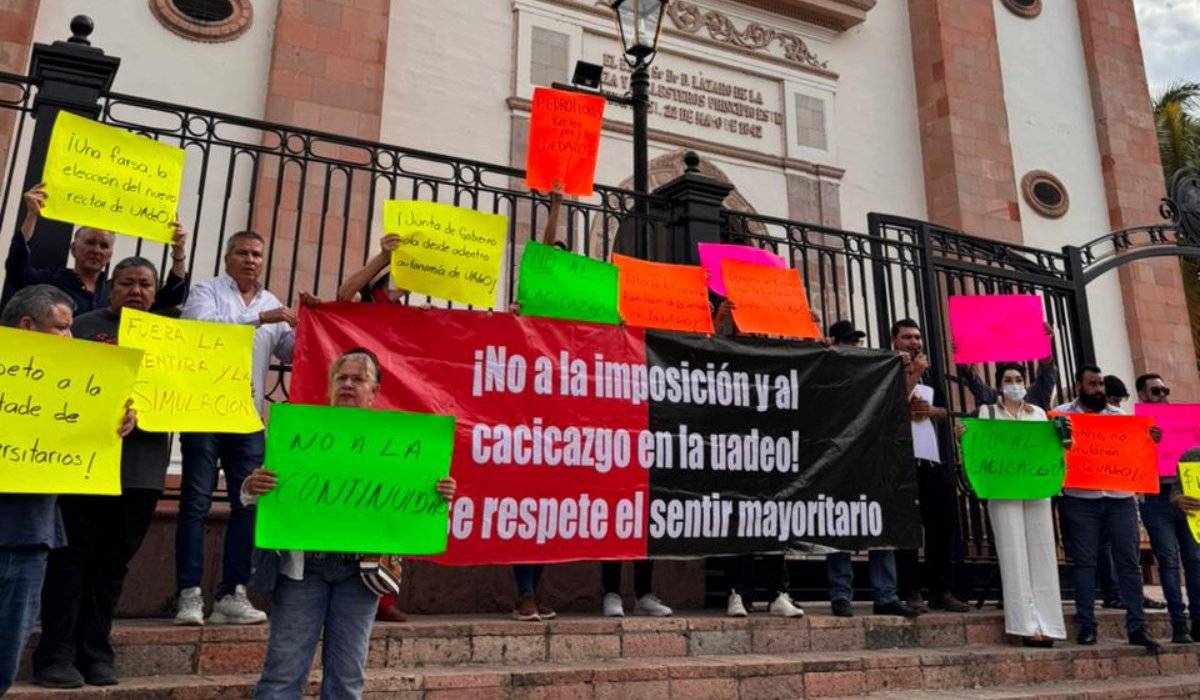 Manifestación de maestros y trabajadores en rechazo a nuevo rector de la UAdeO toma la Obregón en Culiacán
