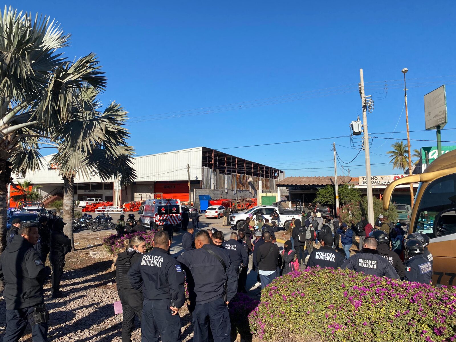 Migración detiene dos autobuses con migrantes en ahome municipales