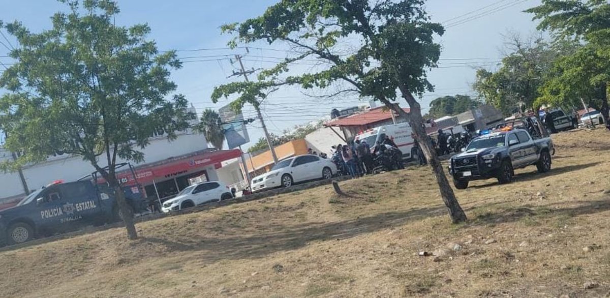 Moto policía resulta lesionado al chocar contra un vehículo en la colonia Libertad de Culiacán