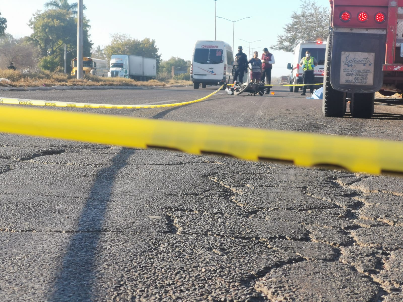 Motociclista pierde la vida luego de ser impactado por un tráiler en San Miguel Zapotitlán, Ahome