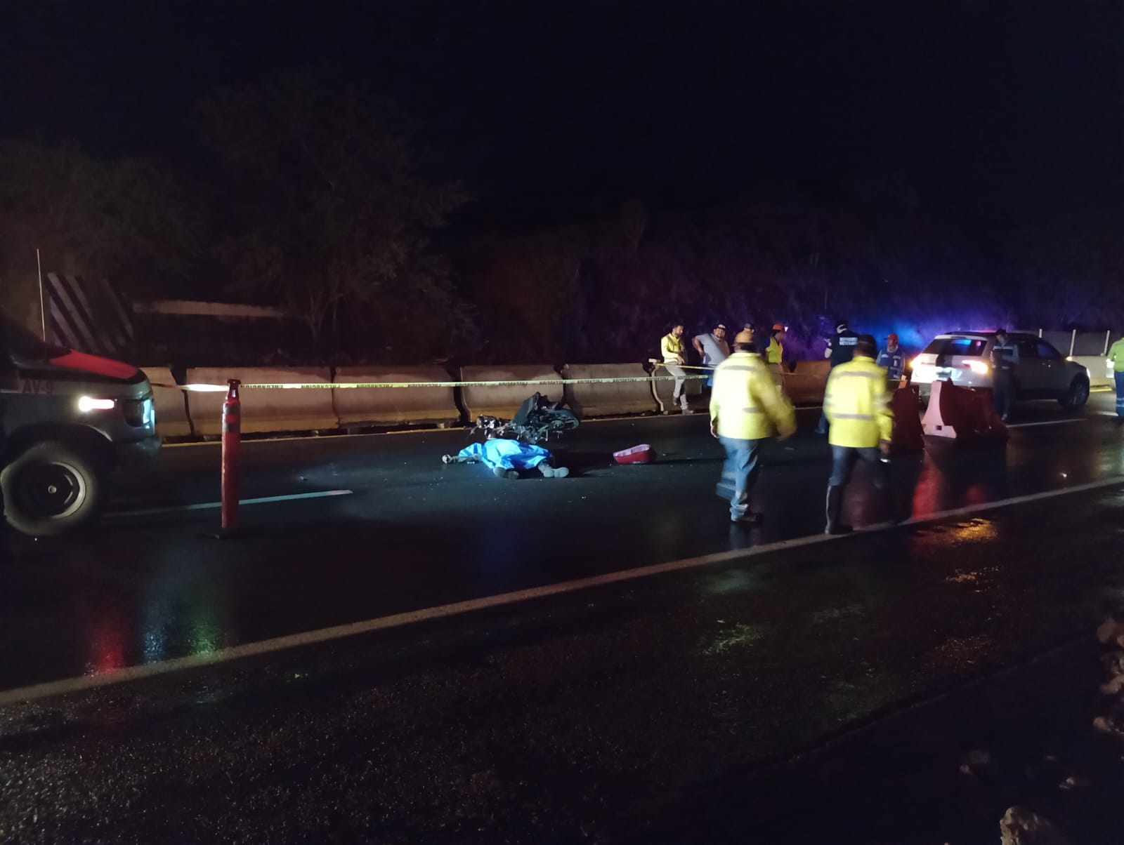 Muere motociclista al caer de puente en construcción en el kilómetro 7 de la Mazatlán-Culiacán Muere-motociclista-al-caer-de-puente-en-construccion-en-el-kilometro-7-de-la-Mazatlan-Culiacan4
