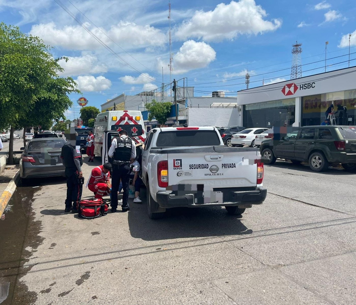Mujer resulta lesionada al ser atropellada por una pick up