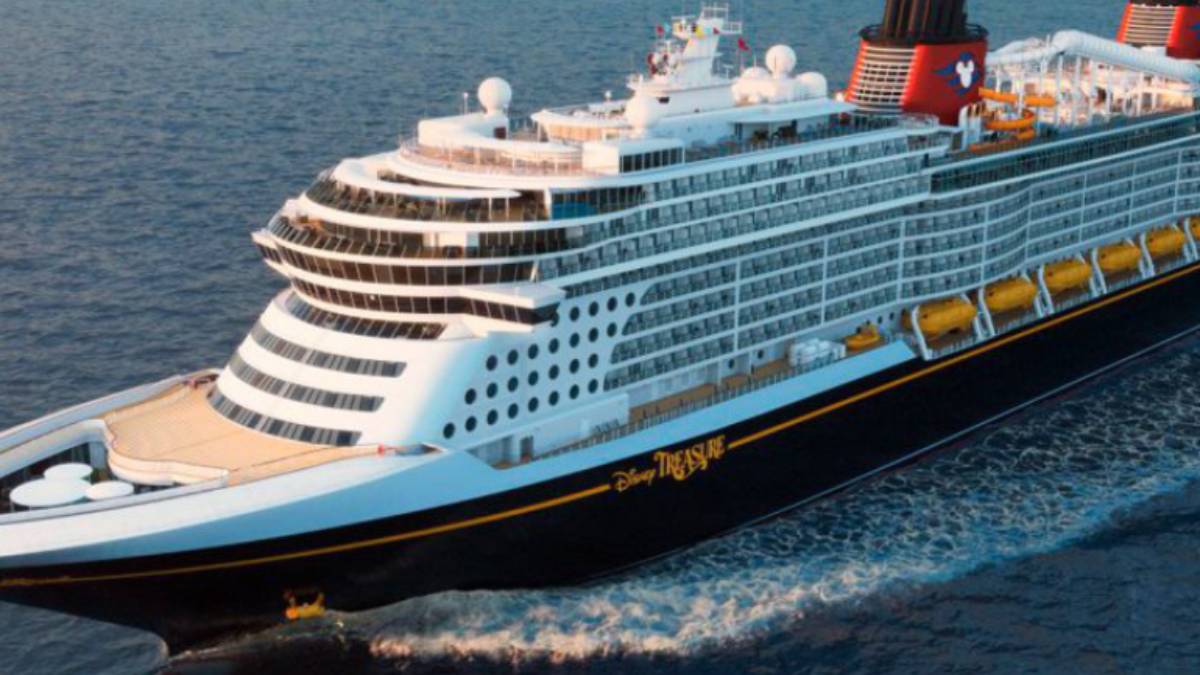Padre salta al mar desde crucero de Disney para salvar a su hija de 5 años