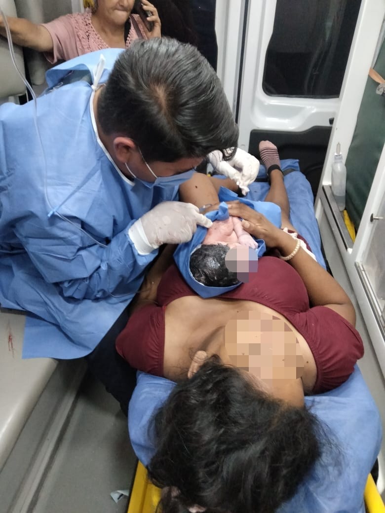 Paramédicos de SUMMA atienden un parto sobre ambulancia en Ahome