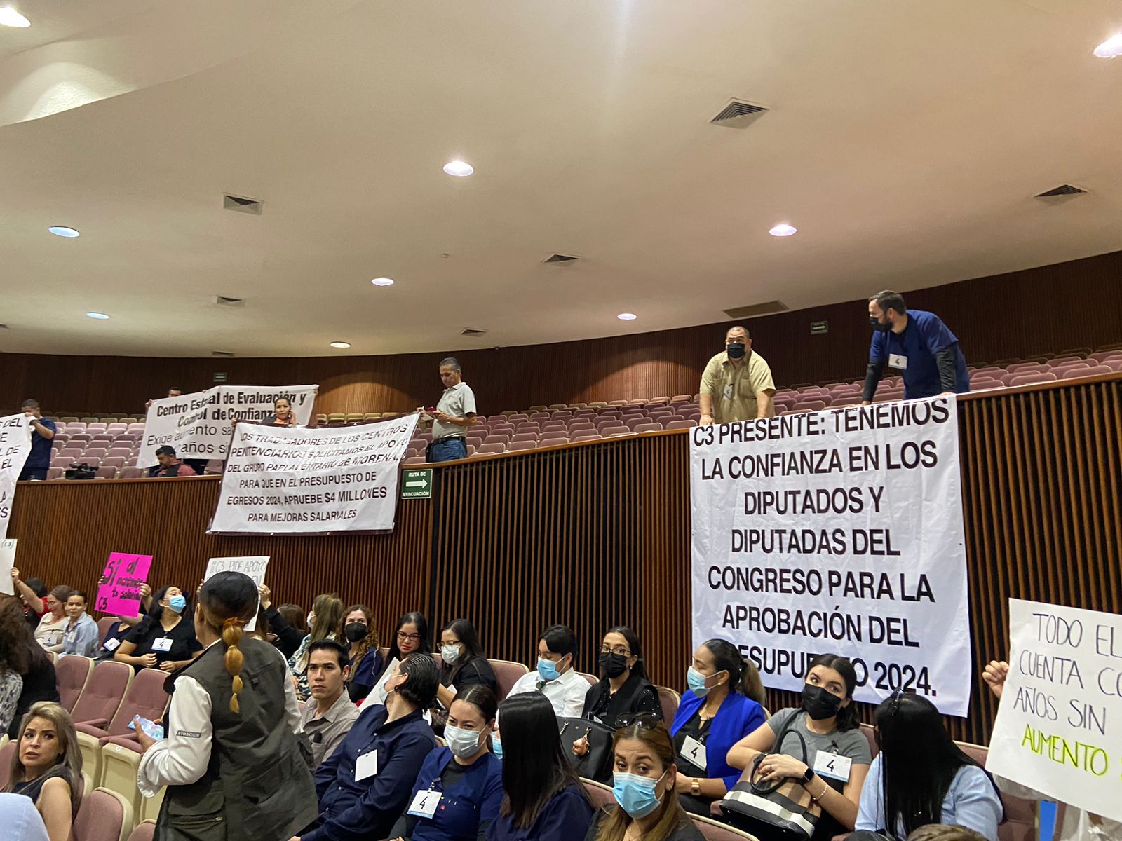 Persona del Centro de Control y Confianza de la SSPE realizan manifestación en congreso asisten