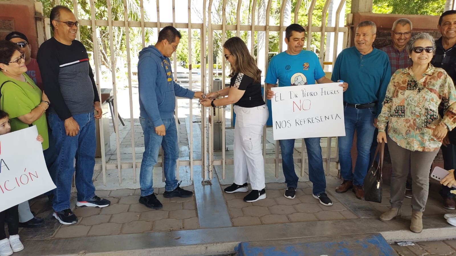 Personal docente y administrativo de la Universidad Autonoma de Occidente Unidad Guasave en manifestacion cierran con cadena y candado la universidad