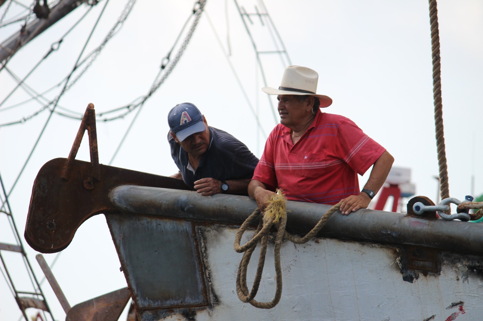 Pescadores de altamar se preparan avituallando las embarcaciones camaroneras con miras al levantamiento de la veda