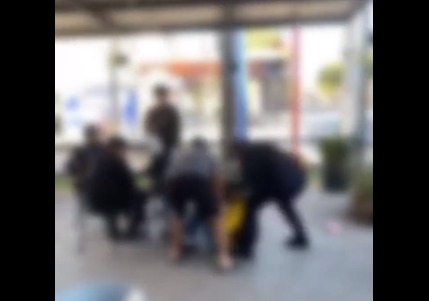 Policías de Ahome somenten a jovenes (captura de pantalla)