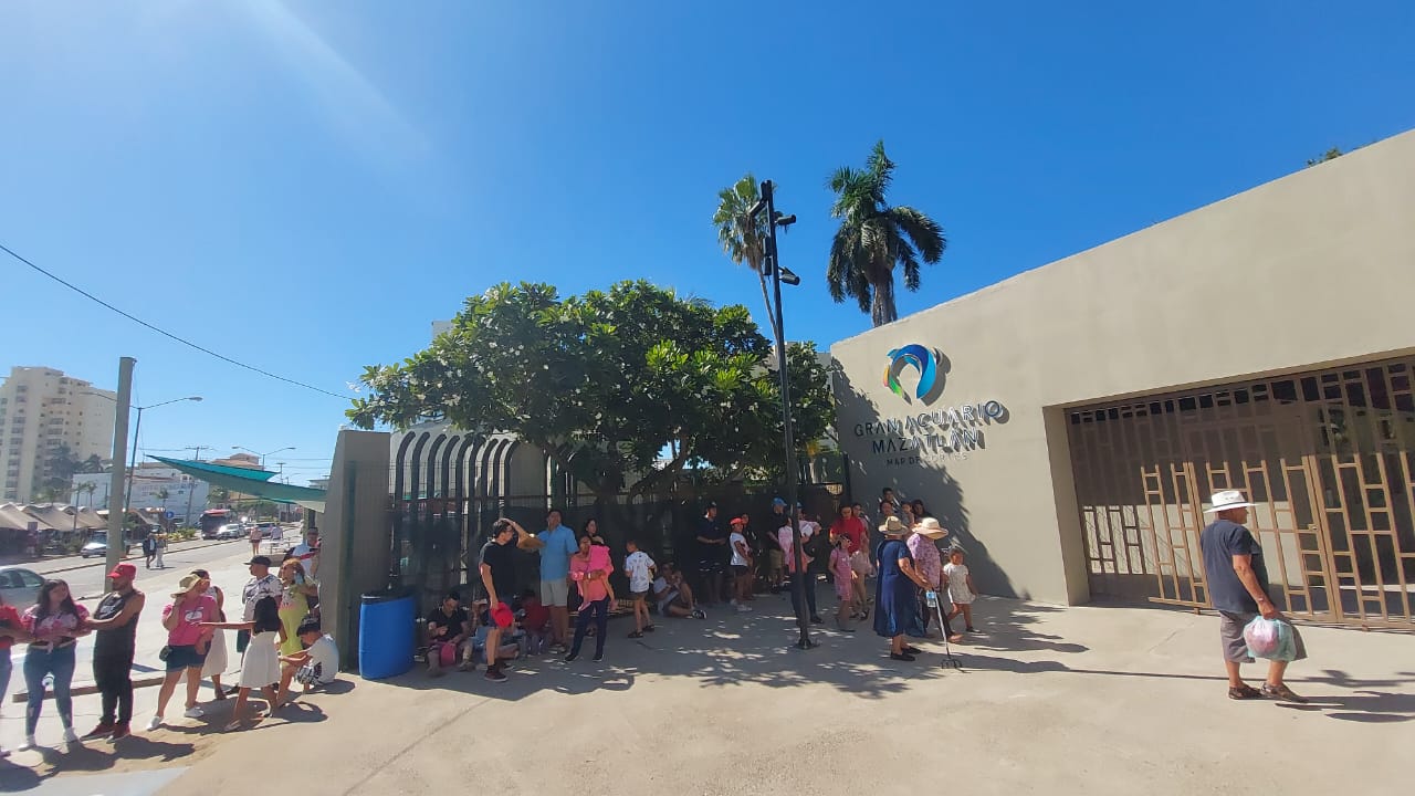 Por la semanera dejaron varias horas bajo el sol a turistas en el Gran Acuario Mazatlán