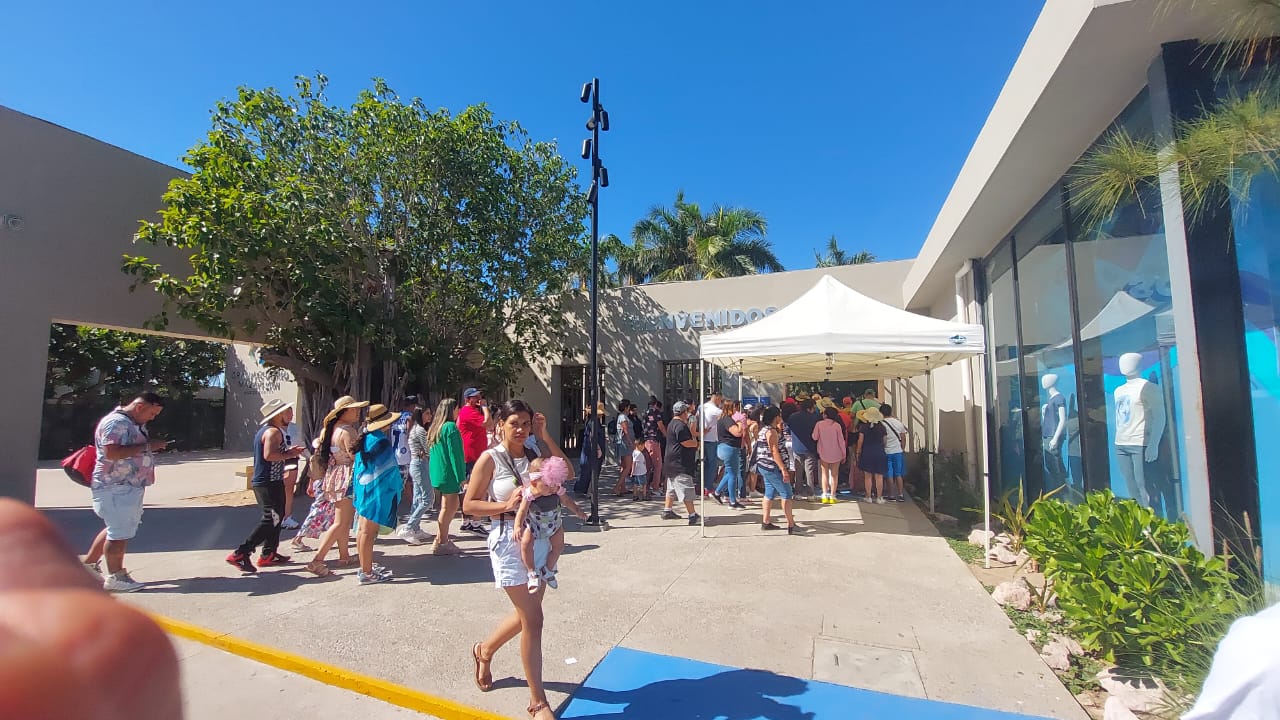 Por la semanera dejaron varias horas bajo el sol a turistas en el Gran Acuario Mazatlán