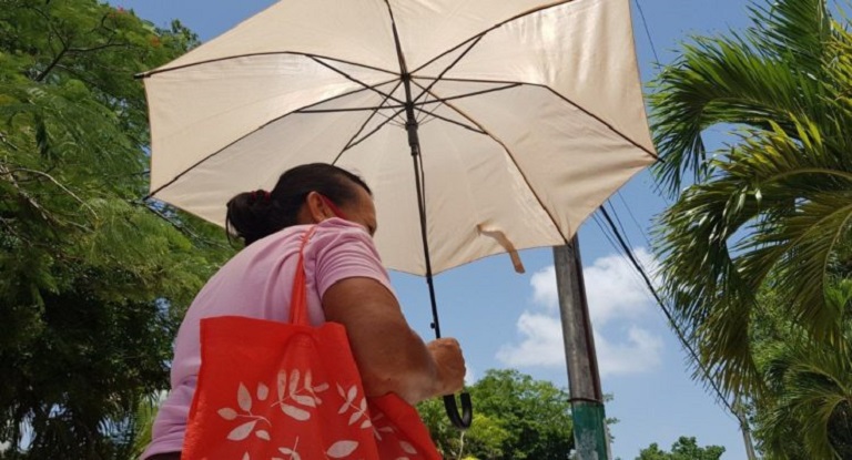 Señora con paraguas, para protegerse del sol. Foto de Ilustración