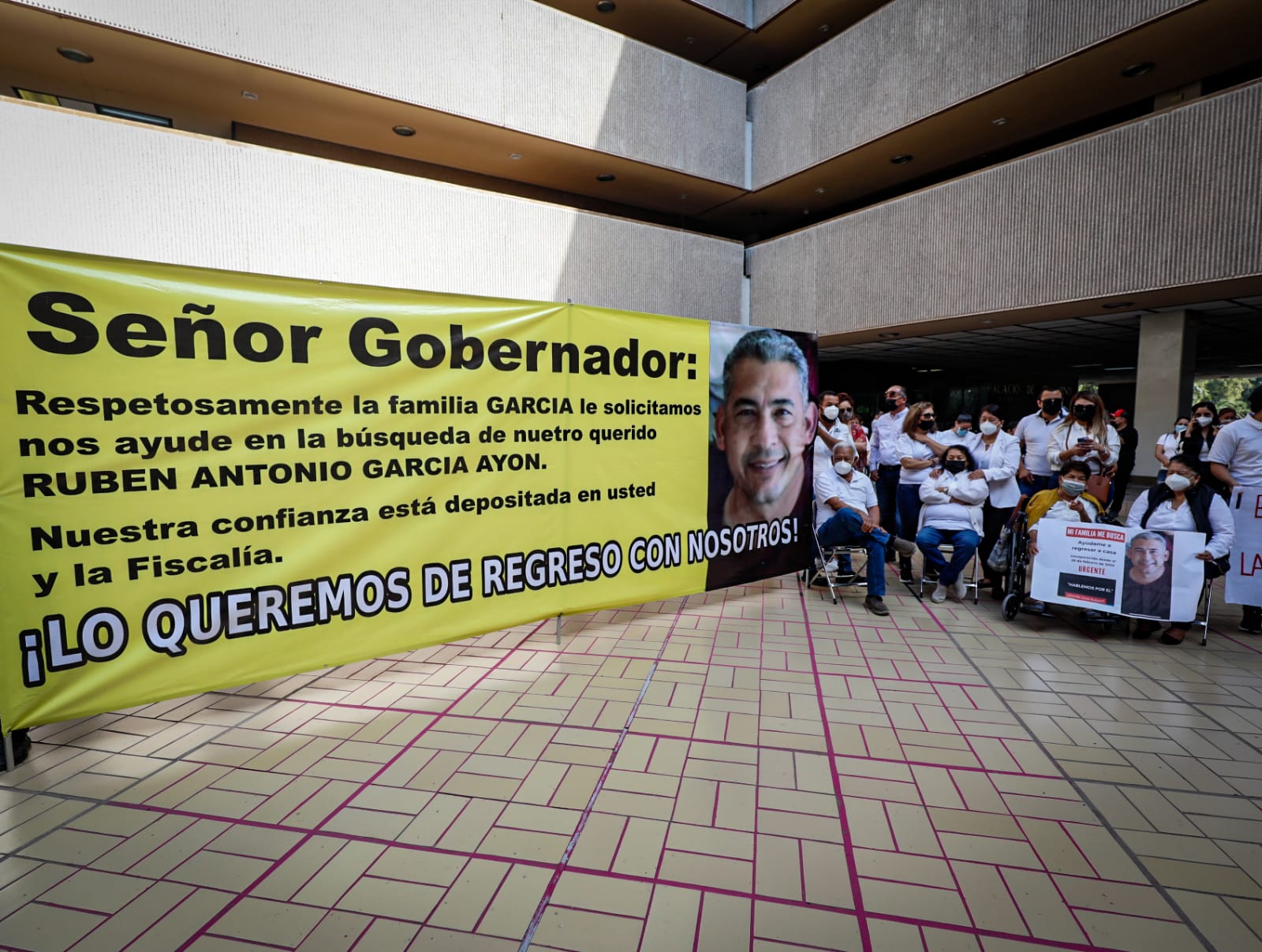 ¿Dónde está Rubén? Se plantan en Palacio de Gobierno para exigir ayuda para localizarlo