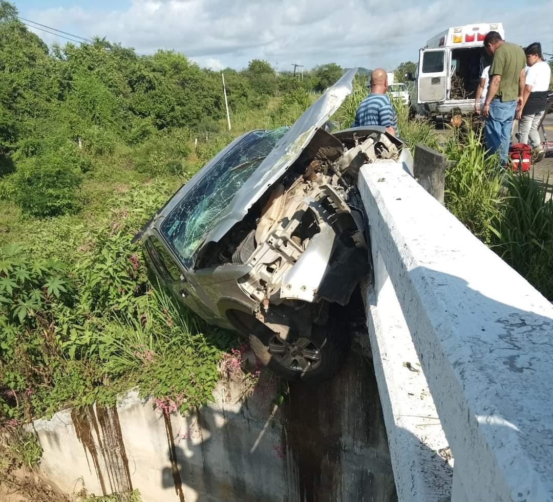 Quedan heridos de gravedad 4 jóvenes tras impactarse contra muro sobre