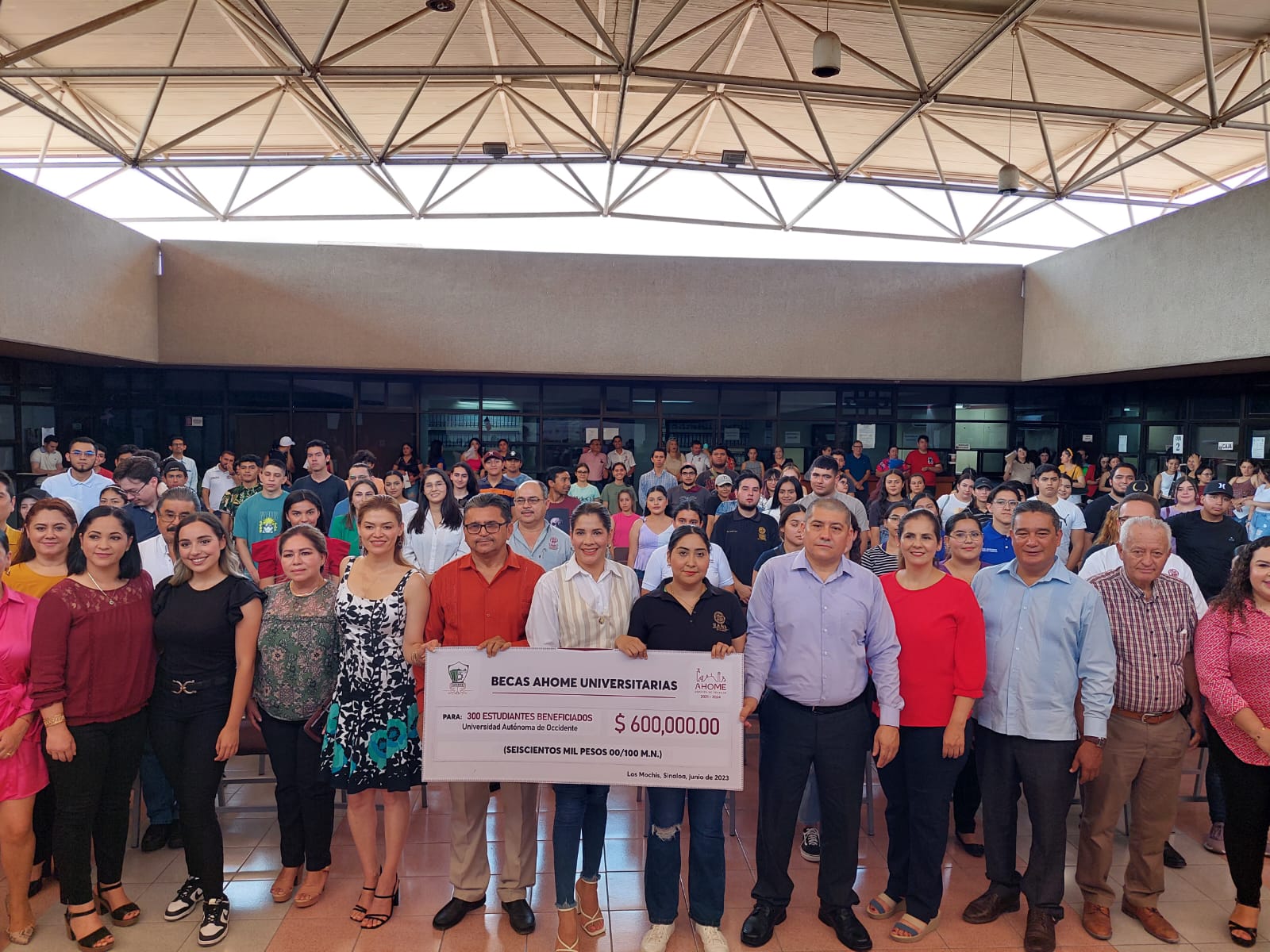 Reciben universitarios de la UAdeO becas del Ayuntamiento de Ahome