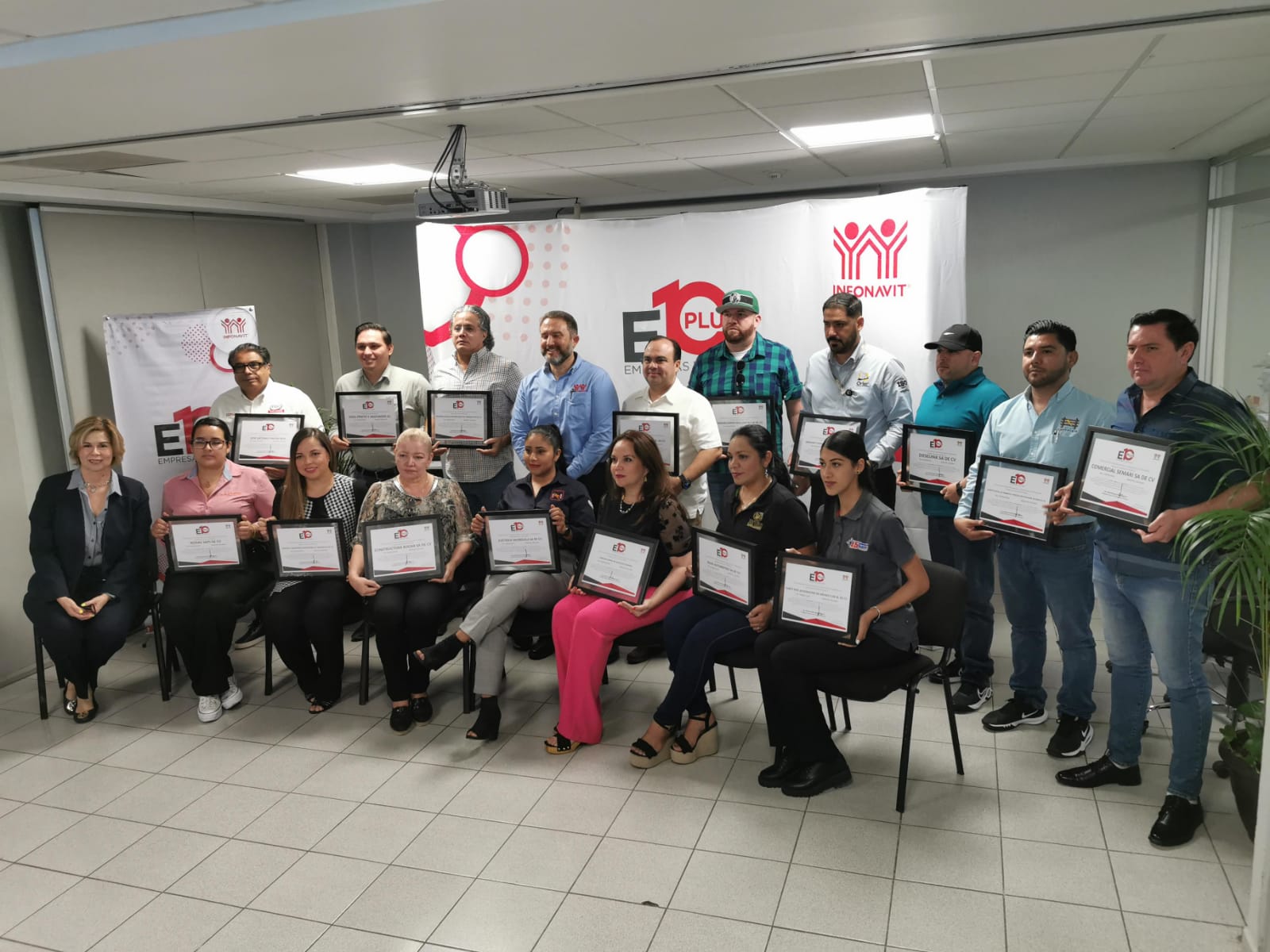 Reconoce Infonavit a empleadores con distintivo 'Empresas de Diez Plus'