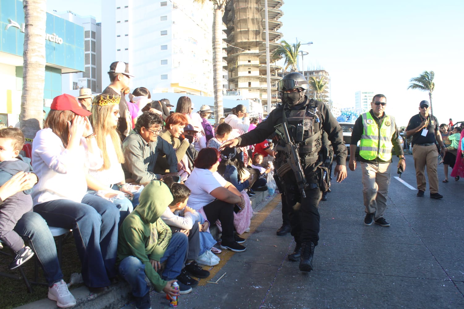 Reúne desfile a 600 mil personas en Mazatlán arriban