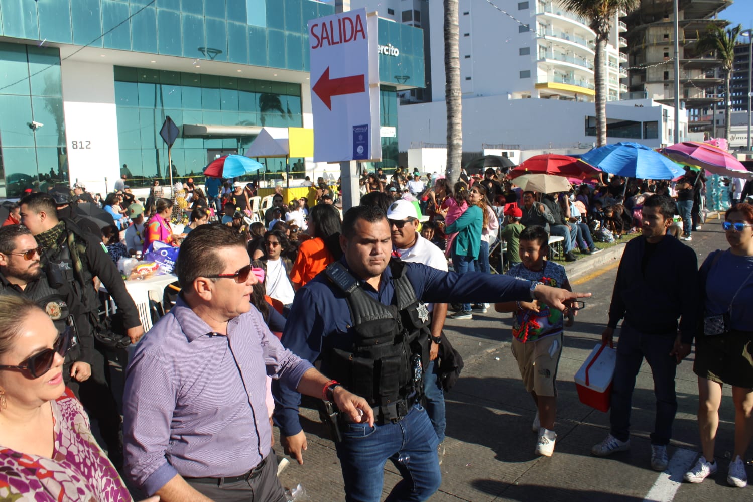 Reúne desfile a 600 mil personas en Mazatlán personas