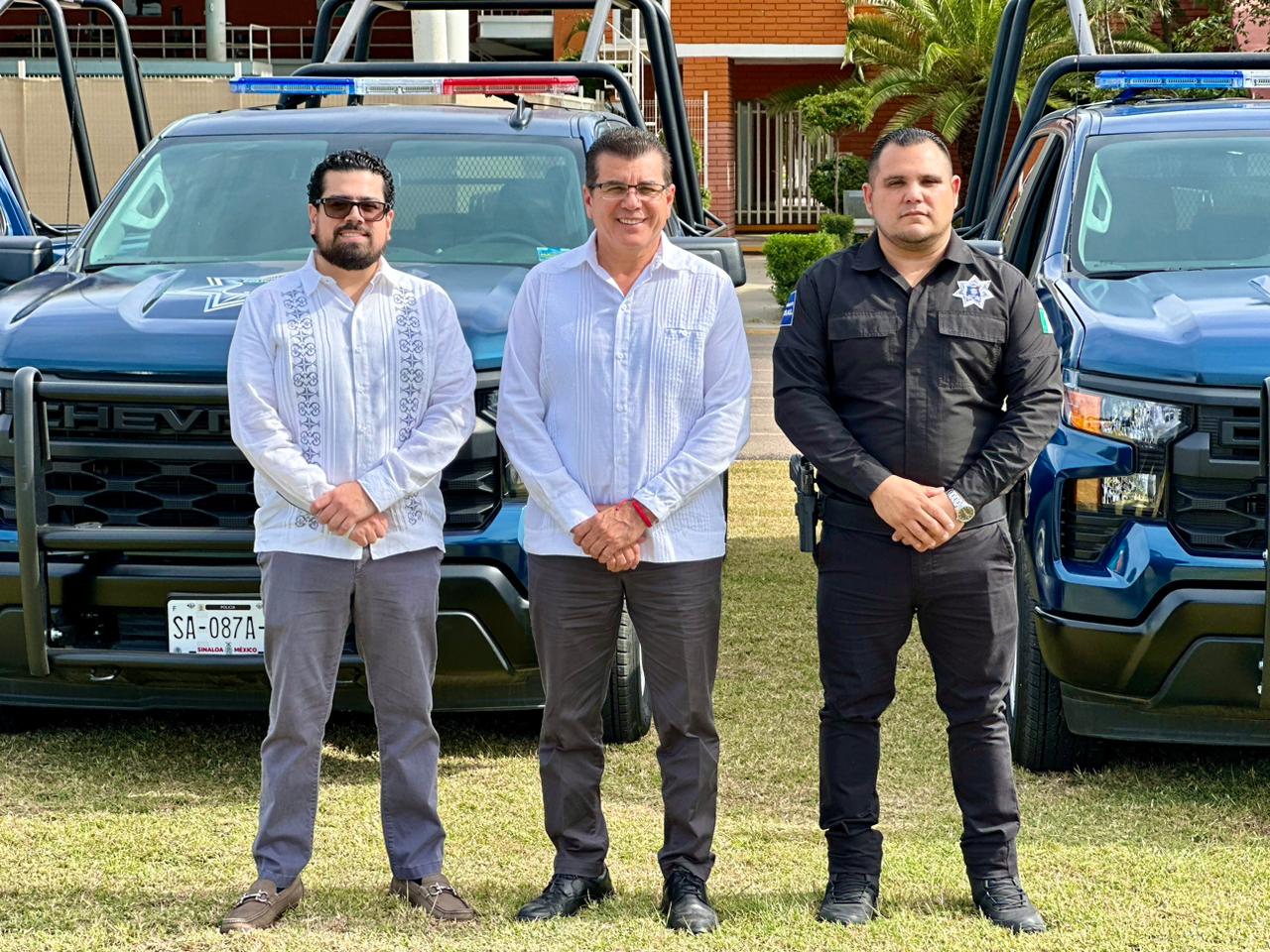 Rocha Moya hace entrega simbólica de seis patrullas en mazatlan alcalde