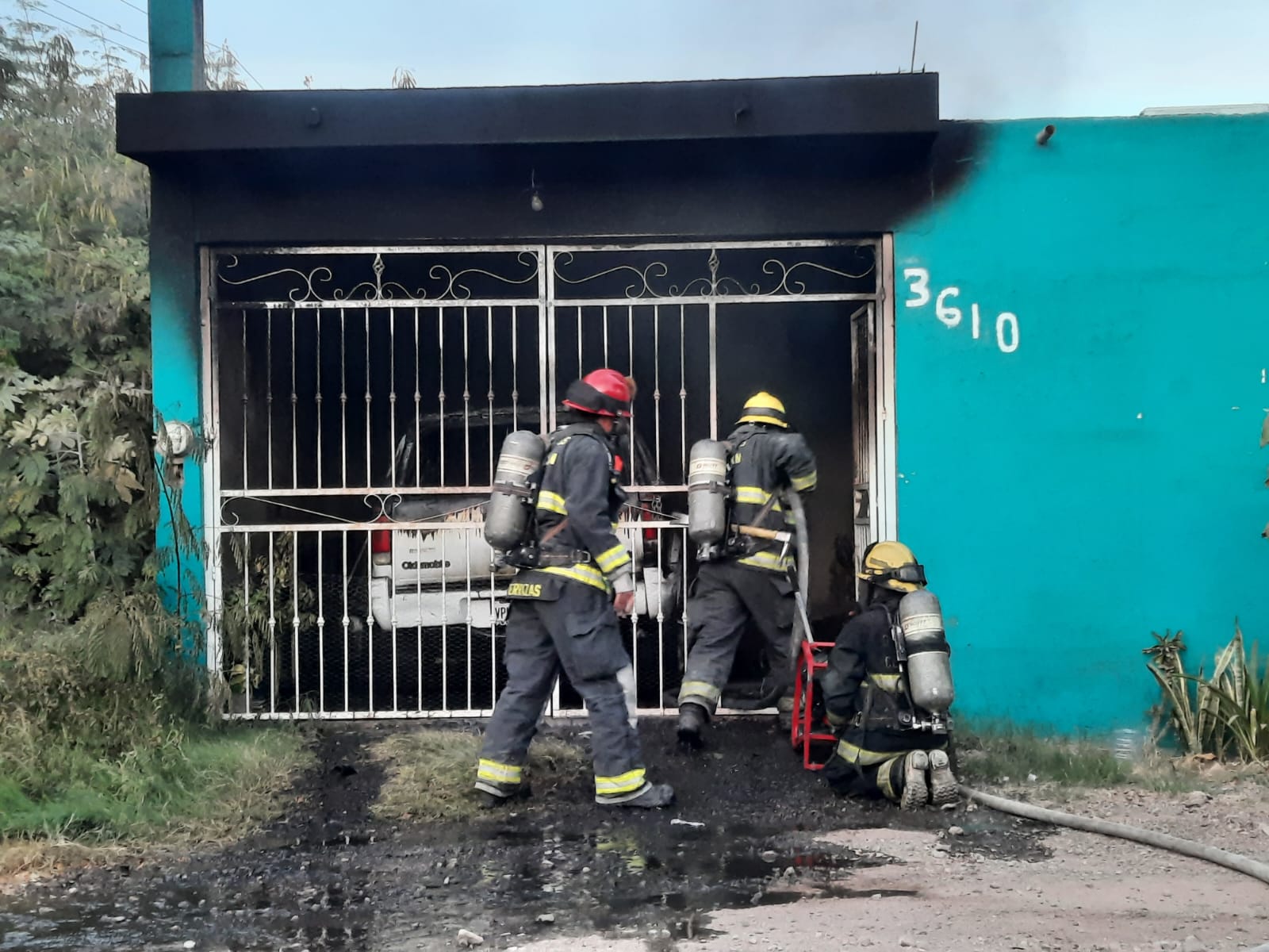 Se incendia camioneta en la cochera de un domicilio en la colonia Adolfo Lopéz Mateos de Culiacán