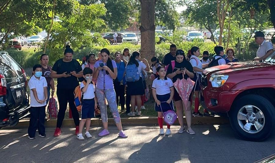Se manifiestan papás en la escuela José Vasconcelos en Culiacán