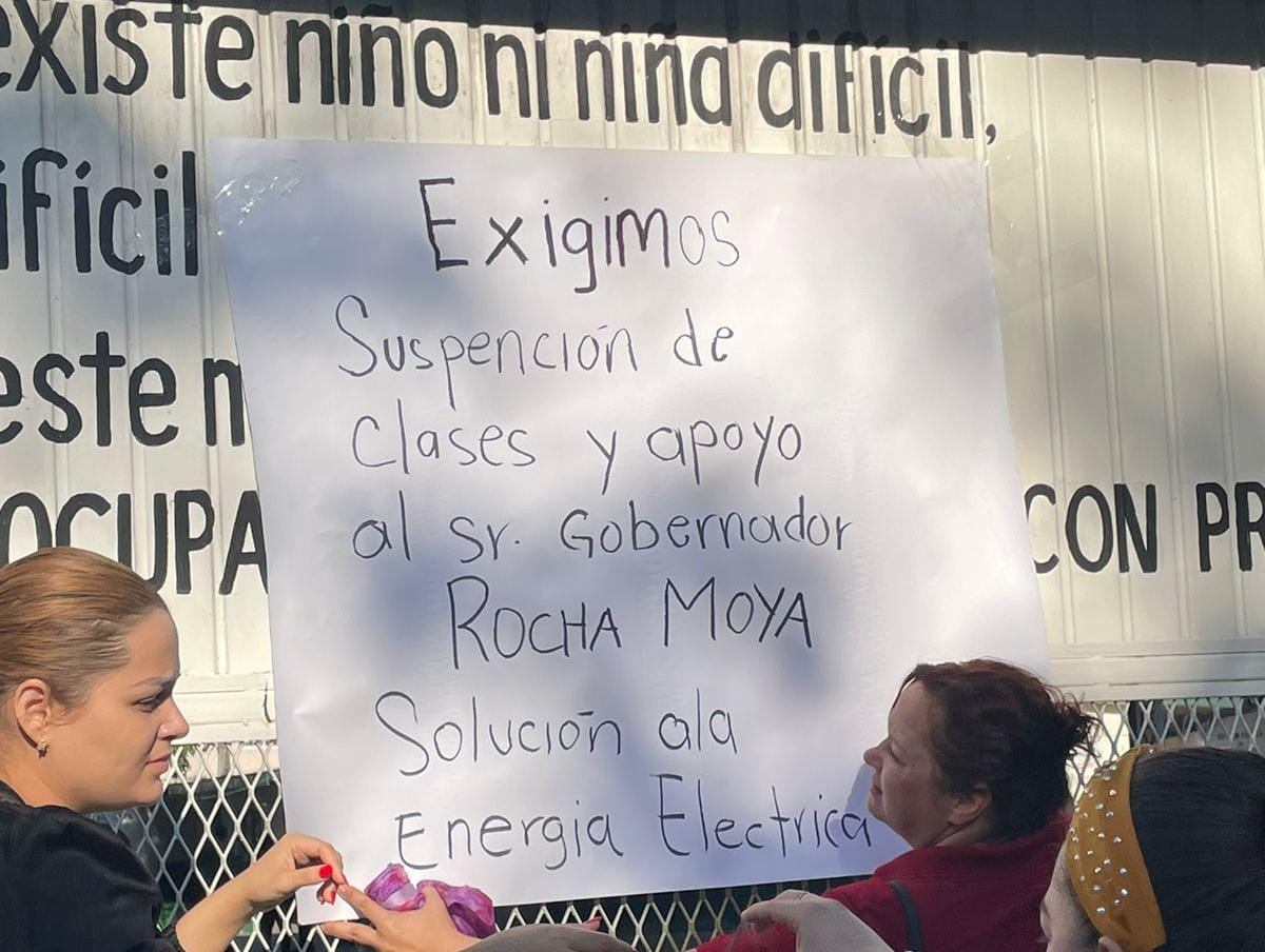 Se manifiestan papás en la escuela José Vasconcelos en Culiacán