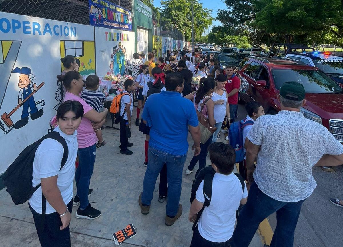 Se manifiestan papás en la escuela José Vasconcelos en Culiacán