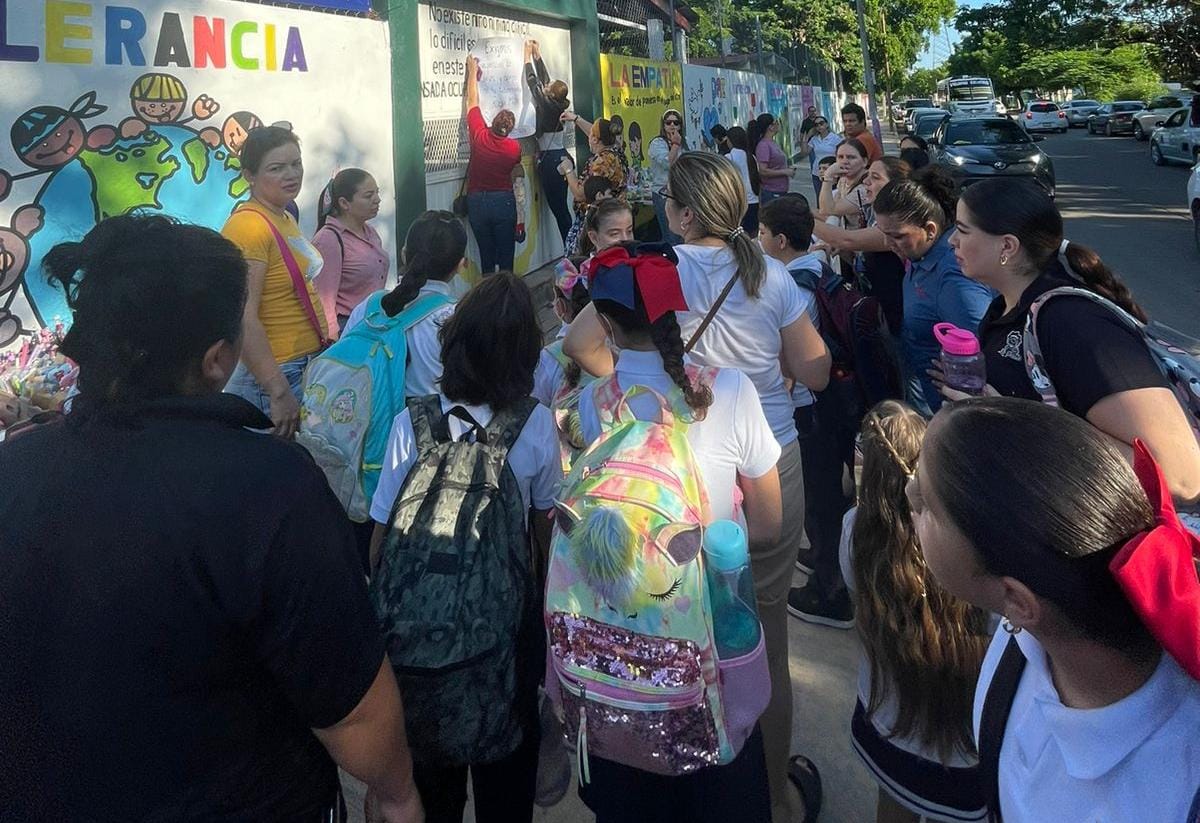 Se manifiestan papás en la escuela José Vasconcelos en Culiacán