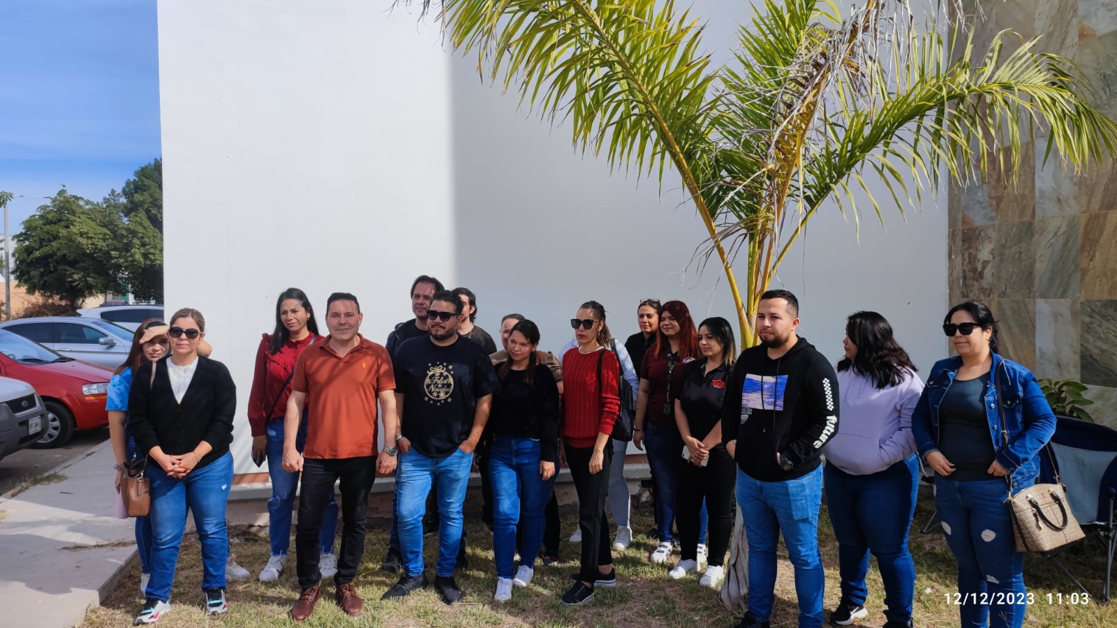 Se plantan profesores de inglés en SEPyC, piden que se les pague la quincena antes de que salgan de vacaciones Se plantan profesores de inglés en SEPyC