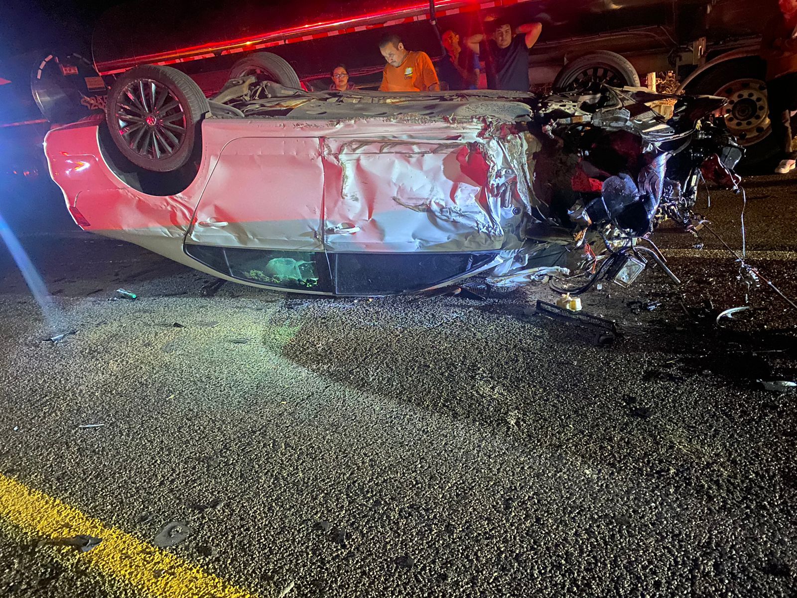 Se registra aparatoso accidente en La Costera entre un vehículo, un camión y una pipa; hay un lesionado