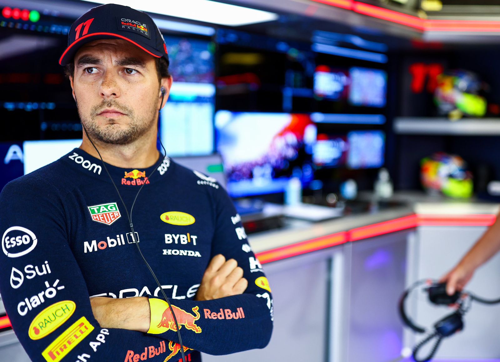 El piloto de fórmula 1, Checo Pérez cruzado de brazos