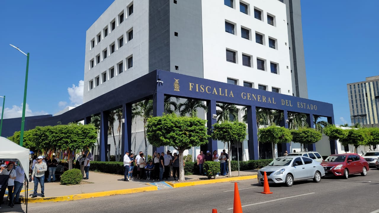 Trabajadores de la UAS se manifiestan en la Fiscalía