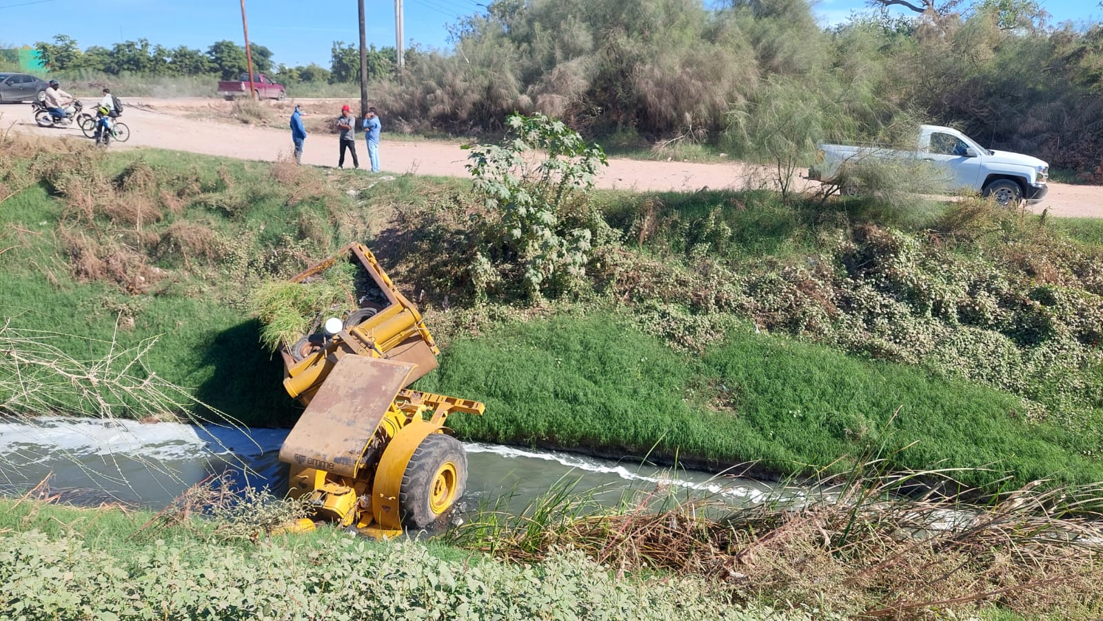Trabajador de la construcción cae con todo y aplanadora a un dren en Los Mochis