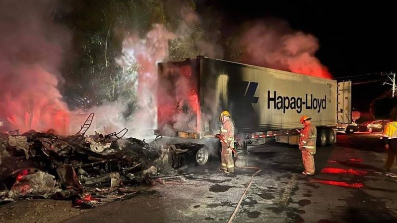 Tráiler incendiado en Tamazula. Foto: Cortesía