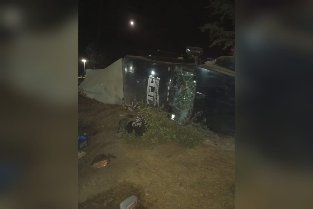 Trailer vuelca en Guasave