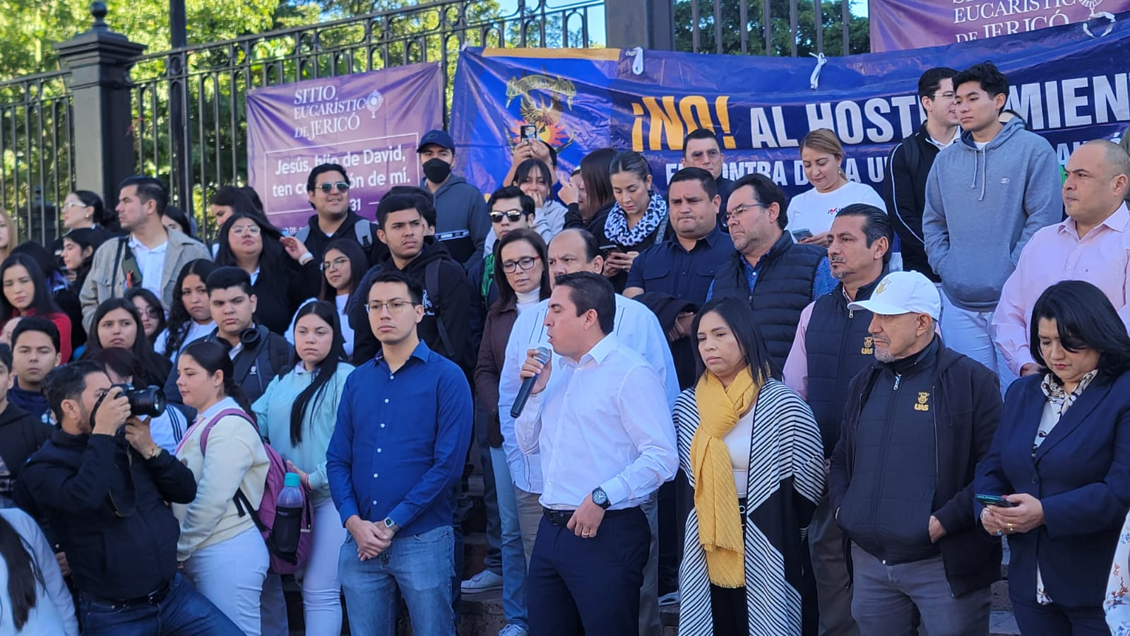 Universitarios de la UAS se manifiestan frente a Catedral