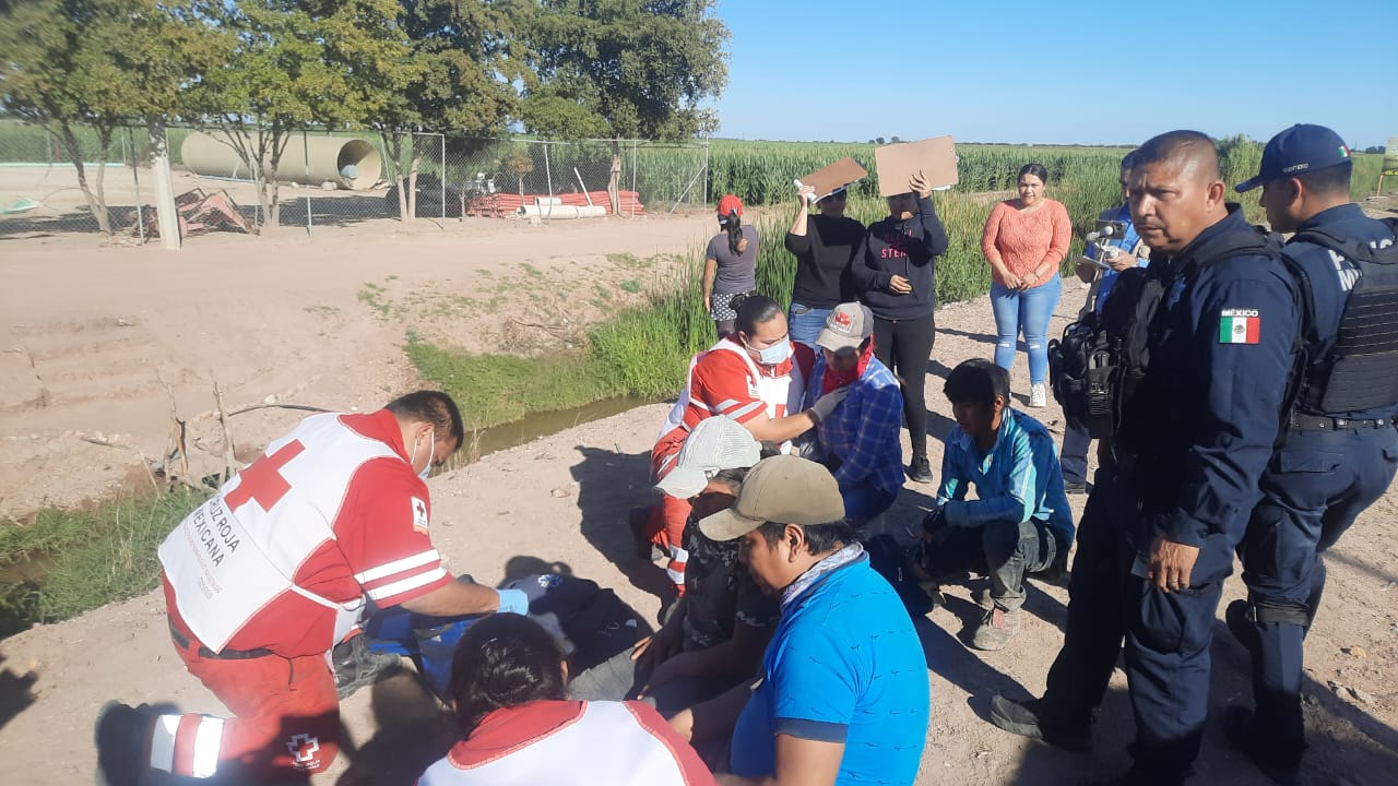 Vuelca transporte de personal del campo en Guasave (Mauricio Valenzuela)