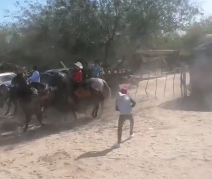 A 'machete limpio' y arriba de sus caballos, se arma pelea en el ejido Bagojo Colectivo, Ahome
