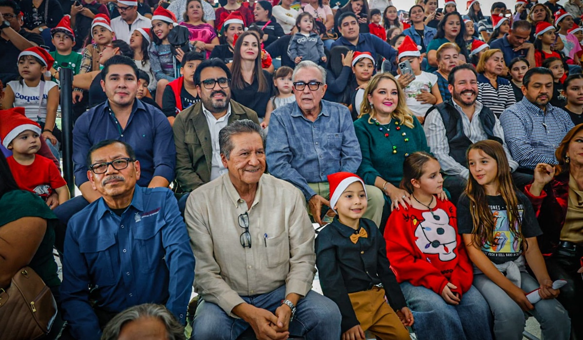 Rubén Rocha Moya inaugura pista de hielo en Culiacán