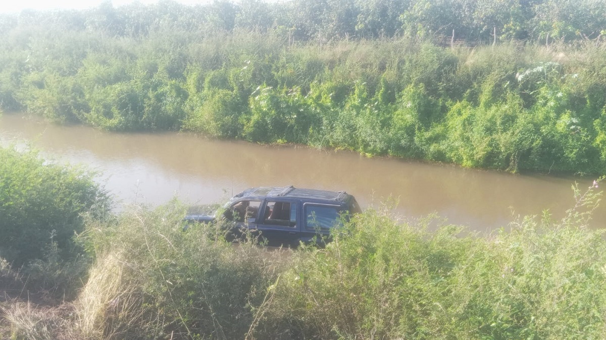 Familia cae al canal Sicae y son rescatados por Policías de Ahome del grupo Goter