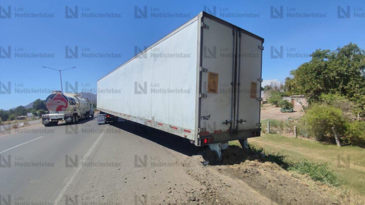 Aparatoso accidente en San Miguel Zapotitlán y la México 15, deja a dos personas lesionadas accidente en san miguel ahome trailer