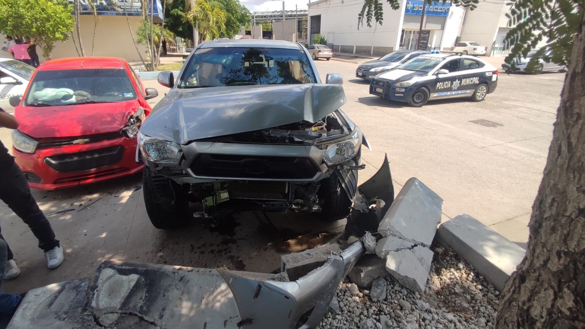 Accidente múltiple en el sector Jiquilpan de Los Mochis deja una mujer lesionada y daños materiales