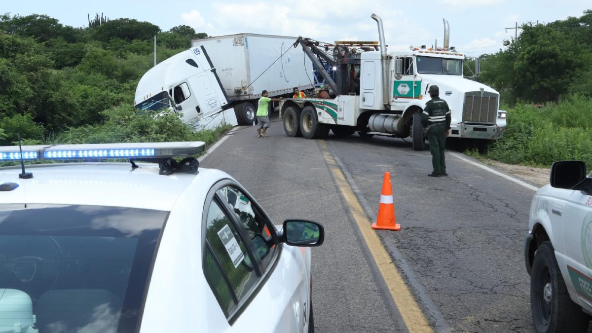 tráiler se sale de la carretera al quedarse dormido el conductor