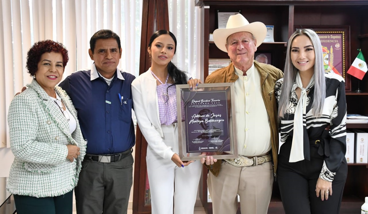 Reciben con honores a Adilene Montoya, ganadora del premio Rafael Buelna Tenorio