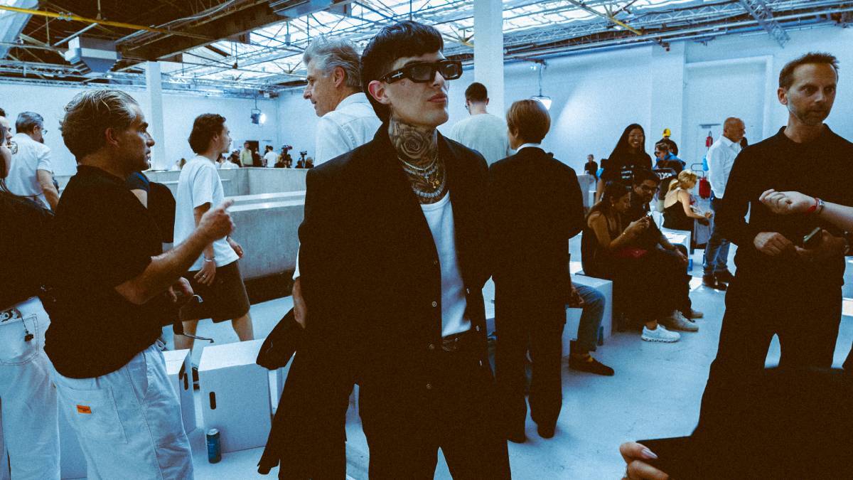 Adriel Favela conquista la Paris Fashion Week: el regional mexicano también impone estilo Adriel Favela llega al Paris Fashion Week.