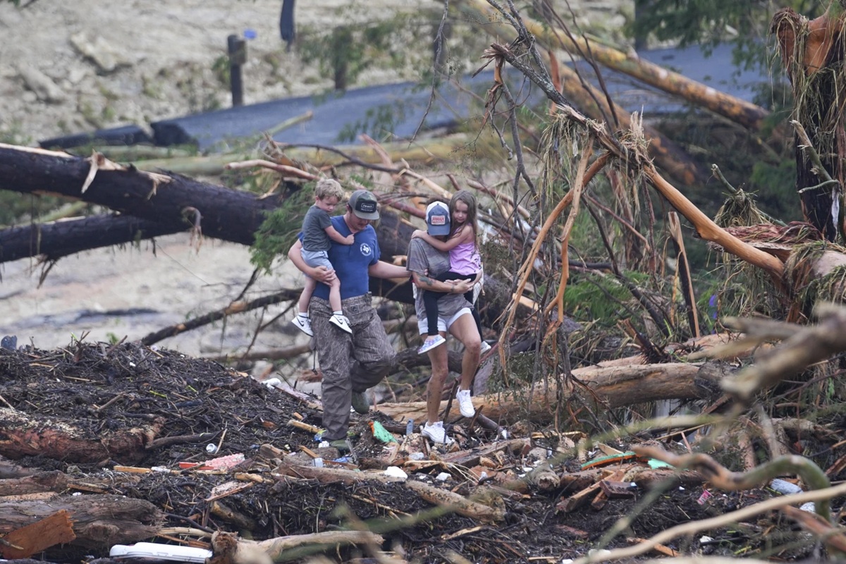 Al menos 32 muertos dejan inundaciones en Texas; corriente por crecida de río llegó a campamento de niñas Afectaciones por inundaciones en Texas